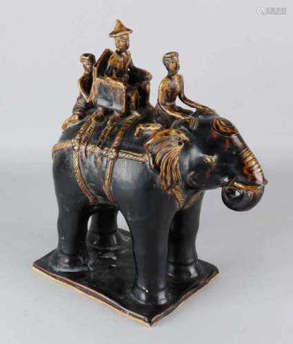 Large old Oriental ceramic black glazed elephant with riders. 20th century. Size: 37 x 33 x 16 cm.