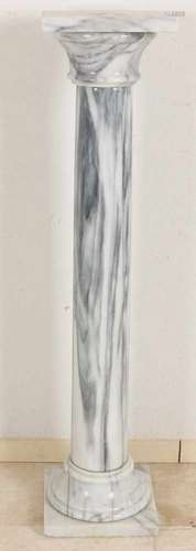 White marble column, slightly veined. Presenting Corinthian column. Second half of the 20th century.