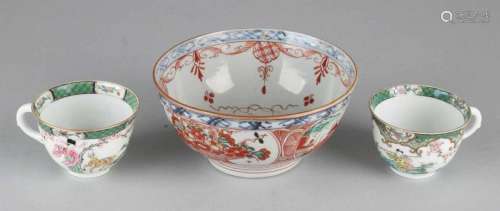 Three times antique Chinese porcelain. Consisting of: Chinese bowl with Amsterdam fur decor, hair