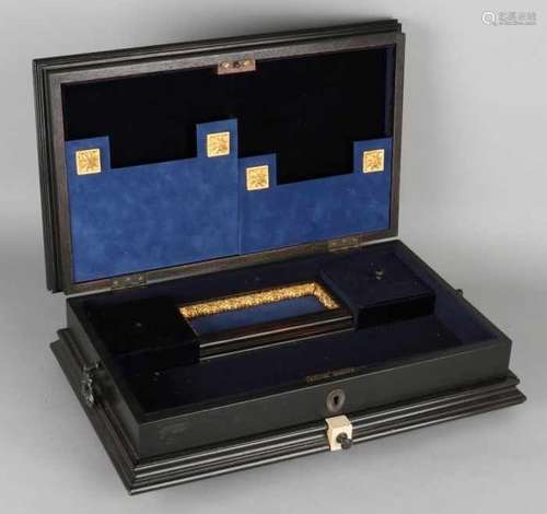 Large, elegant Baroque-style jewelery case with handles and brass knob. 20th century. One paw