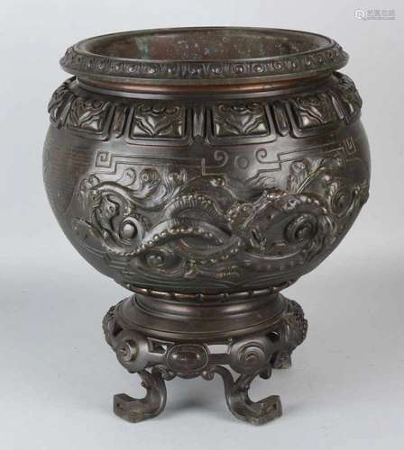 Large 19th century Chinese or Japanese bronze pot with dragon decor. Size: 32 x 29 cm ø. In good