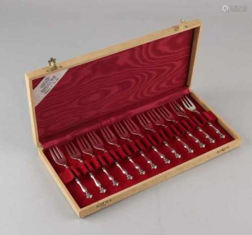 Cassette with 12 silver forks, 835/000, with a contoured handle decorated with a twisted bead and