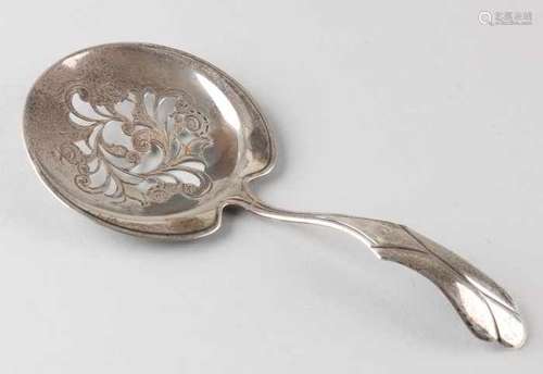 Silver petitfour shovel, 833/000, with sawn barge with Biedermeier motif and engravings. MT .: