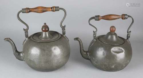 Two 18th century tin kettles with bottom stamps. Dimensions: ø 18 - ø 19 cm. In reasonable / good