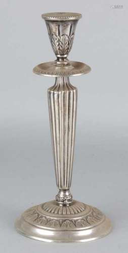 Silver candlestick, 800,000, on round base, decorated with accanthus leaves and pearl rim. ø11x23cm.