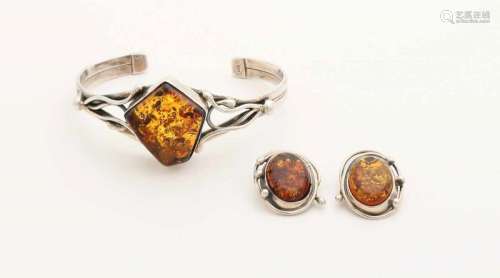 Beautiful silver bracelet and earclips, 925/000, with amber. Clip-on bracelet with salad oil-like