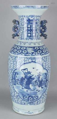 Large antique Chinese porcelain vase with heron, water feature and floral decor. Size: H. 60.8 cm.