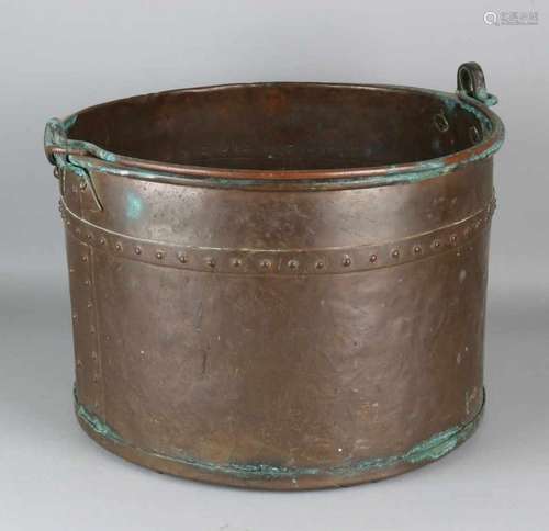 18th - 19th Century copper nailed aker with handle. Size: 27 x 40 cm ø. In good condition. Kupfer-