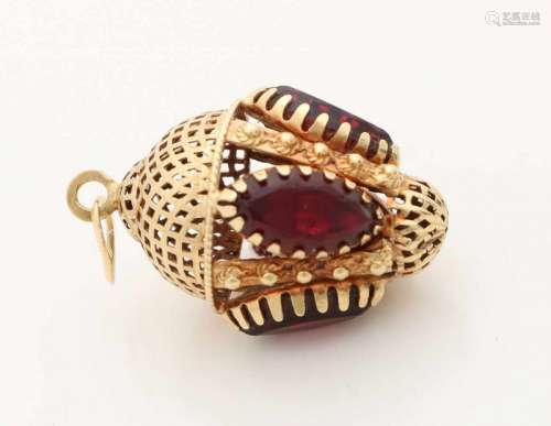 Special yellow gold pendant, 585/000, with garnet. Lantern-shaped pendant, openwork with grid