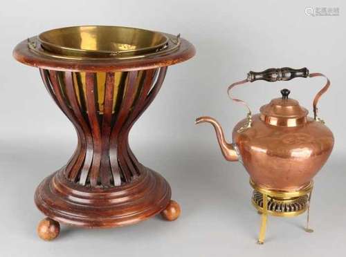 19th Century walnut tea stew with bandintarsia and copper kettle. Size: 57 x 36 cm. In good