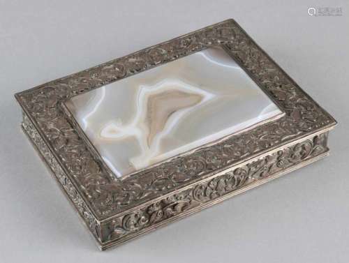 Rectangular silver lid box, 800/000, decorated with Djokja arrangement and in the middle with a