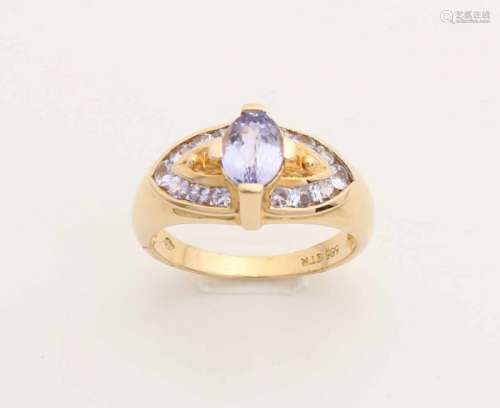 Yellow gold ring, 585/000, with amethyst. Ring with oval faceted amethyst and 14 round facetted