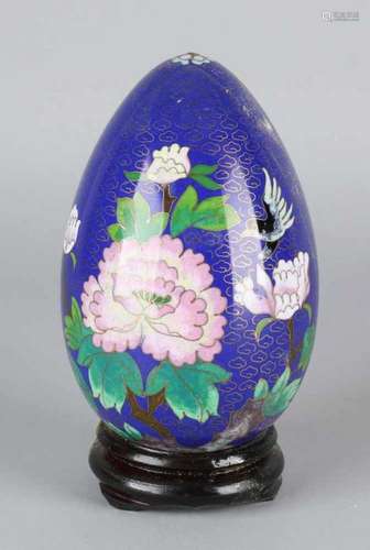 Large Japanese cloisonne egg with floral decor. 20th century. Size: 16 cm. In good condition. Großes