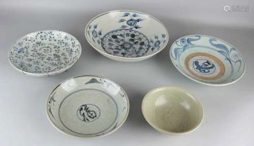 Five times antique Chinese Cargo porcelain. 17th - 18th Century. Four bowls and large celadon come