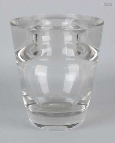 Large crystal Leerdam vase. Heavy. 20th century. Size: 18 x 15 cm ø. In good condition. Große