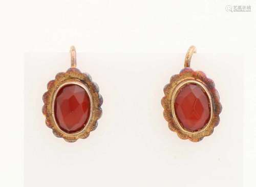 Yellow gold ear screws, 585/000, with carnelian. Ear screws with an oval cupboard with scalloped