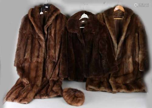 Three old ladies fur coats. Divers. Size: 70 - 110 cm. In good condition. Drei alte Damen