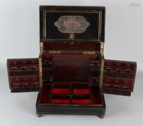 19th century French boulle liqueur cellar without carafes and glasses. Circa 1870. Size: 26 x 30 x