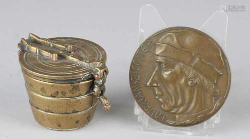 Two old bronze objects. Consisting of: Closing weights set. Penning, Laur-Jansz-Coster 1909 -