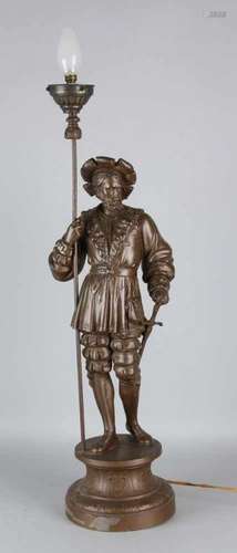 Antique French table lamp with nobleman. Circa 1890. Size: H 70 cm. In good condition. Antike