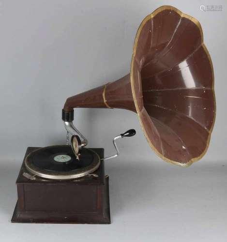 Old funnel gramophone. Old example. 20th century. Size: 70 x 50 x 52 cm. In good condition. Altes