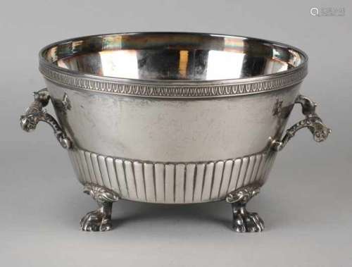 Silver bowl, 925/000, on extended claw feet with cannelures and a rim with band work. With two