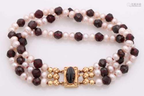 Bracelet of 3 rows of pearls and garnet. Bracelet with 2 pearls, 5 mm, and 1 garnet, 5 mm,