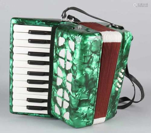 Small old accordion, children's accordion. Circa 1950. Size: 30 x 27 x 14 cm. In good condition.