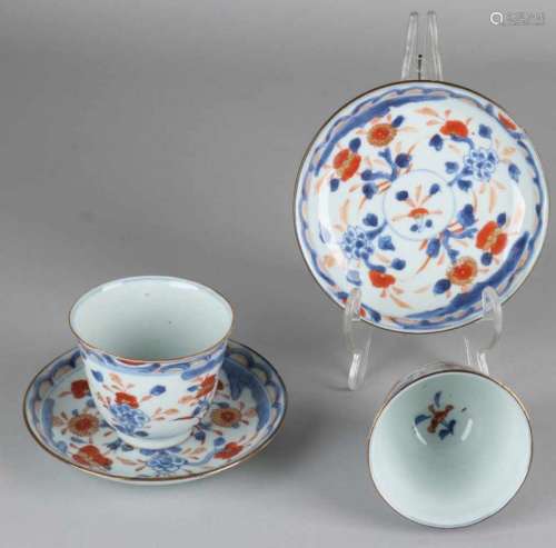 Two times 18th century Chinese Imari porcelain high cups with saucers. Floral decors. Size: 13 x 7.8