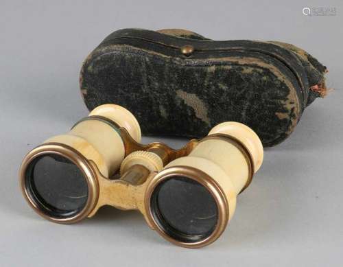 Antique ivory scenic viewer. Couple of hair cracks. Circa 1900. Size: 7.5 x 10.5 x 4 cm. In good