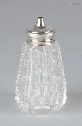 Crystal pepper spreader. Nicely cut crystal pepper shaker with various sharps and a silver 925/000