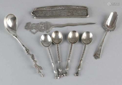 Lot of silver with 4 teaspoons, cardinal model, sugar scoop in Art Deco style, a jam with flower