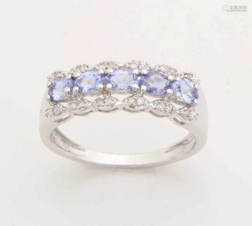White gold ring, 585/000, with tanzanite and diamond. Ring with a row of 5 oval faceted tanzanite