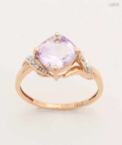 Red gold ring, 750/000, with amethyst and diamond. Fine ring with a square cut amethyst, 1.88 crt.