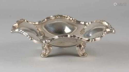 Silver bowl, 925/000, round model with lobed edges decorated with volutes. The dish is placed on 3