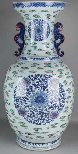 Very large old capital Chinese porcelain vase with clouds and floral decors. Size: 81 x 34 cm. In