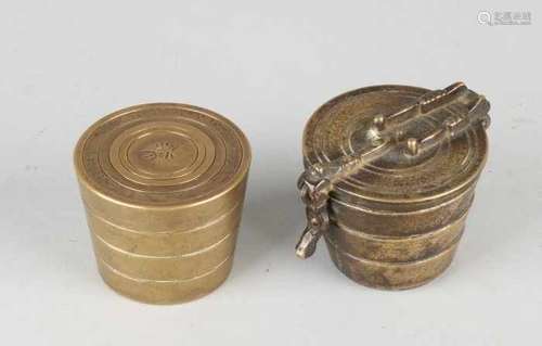 Two old / antique brass closing weights, one original and one replica. Size: 4 - 5 cm. In good