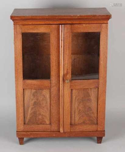 19th Century mahogany model display case. Oak wood corpus. Size: 46 x 32 x 15 cm. In good condition.