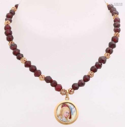 Necklace of faceted garnets, ø 6 mm, with openwork gold balls with matted yellow gold ball