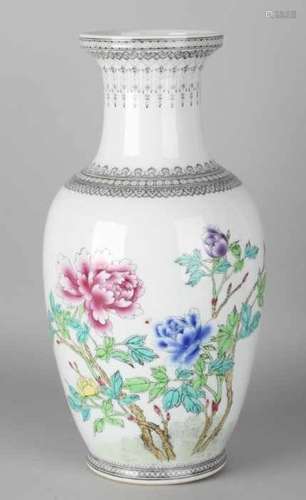 Large Chinese porcelain vase with Family Rose floral decor and text. 20th century. Size: 37 cm. In