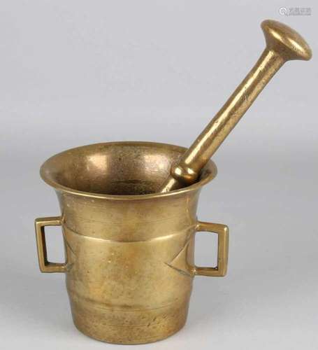 Early 19th century Louise Seize bronze mortar with pestle. Size: 12.8 x 13 cm ø. In good