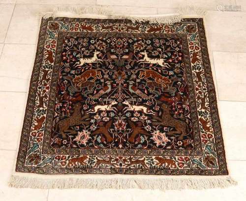 Old Persian rug with floral and animal decor. Size: 104 x 89 cm. In good condition. Alter