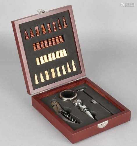 Old wine opener set with corkscrew, napkin ring, thermometer + stopper, in box with chess. Size: 4 x