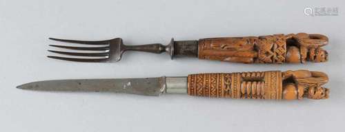 Antique travel cutlery, c. 1895, with carved wooden handles, folk art. 19 cm. In good condition