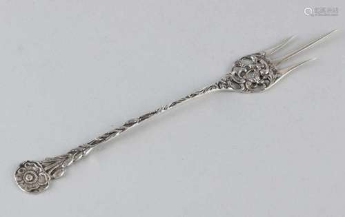 Silver openwork cake fork with beautiful two-sided flower stem. MT.:Hooijkaas - Schoonhoven. jl. D