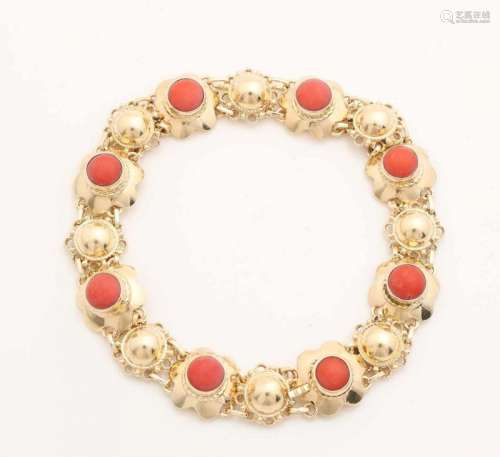 Yellow gold link bracelet, 585/000, with red coral. Bracelet with links in the shape of a flower,