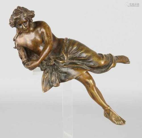 19th Century bronze figure. Reclining Roman man. Size: 18 cm. In good condition. Bronzefigur aus dem