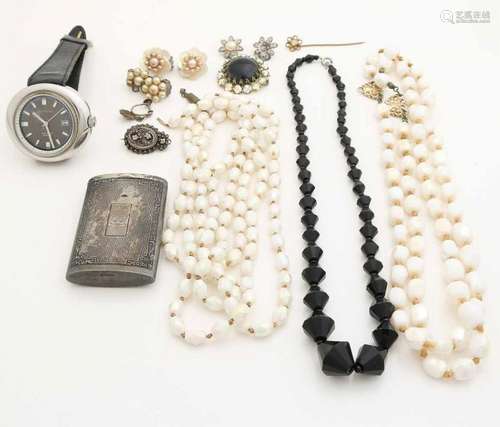 Lot with various jewels, including a silver stripe pin, a necklace with black faceted beads, various