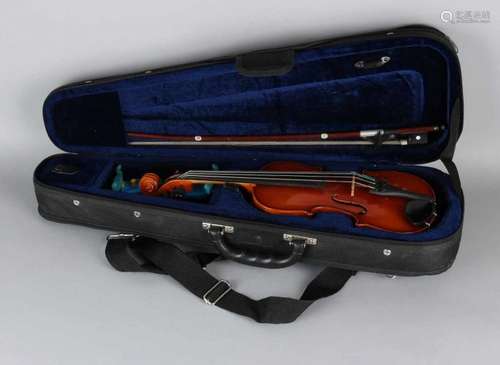 1/8 Violin Eastman, Chinese, with neck rest and bow. Complete in suitcase and in good condition 1/