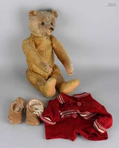 Antique German bear. Probably Steiff. Circa 1920 - 1930. Long arms and bulge on back. Felt broken at